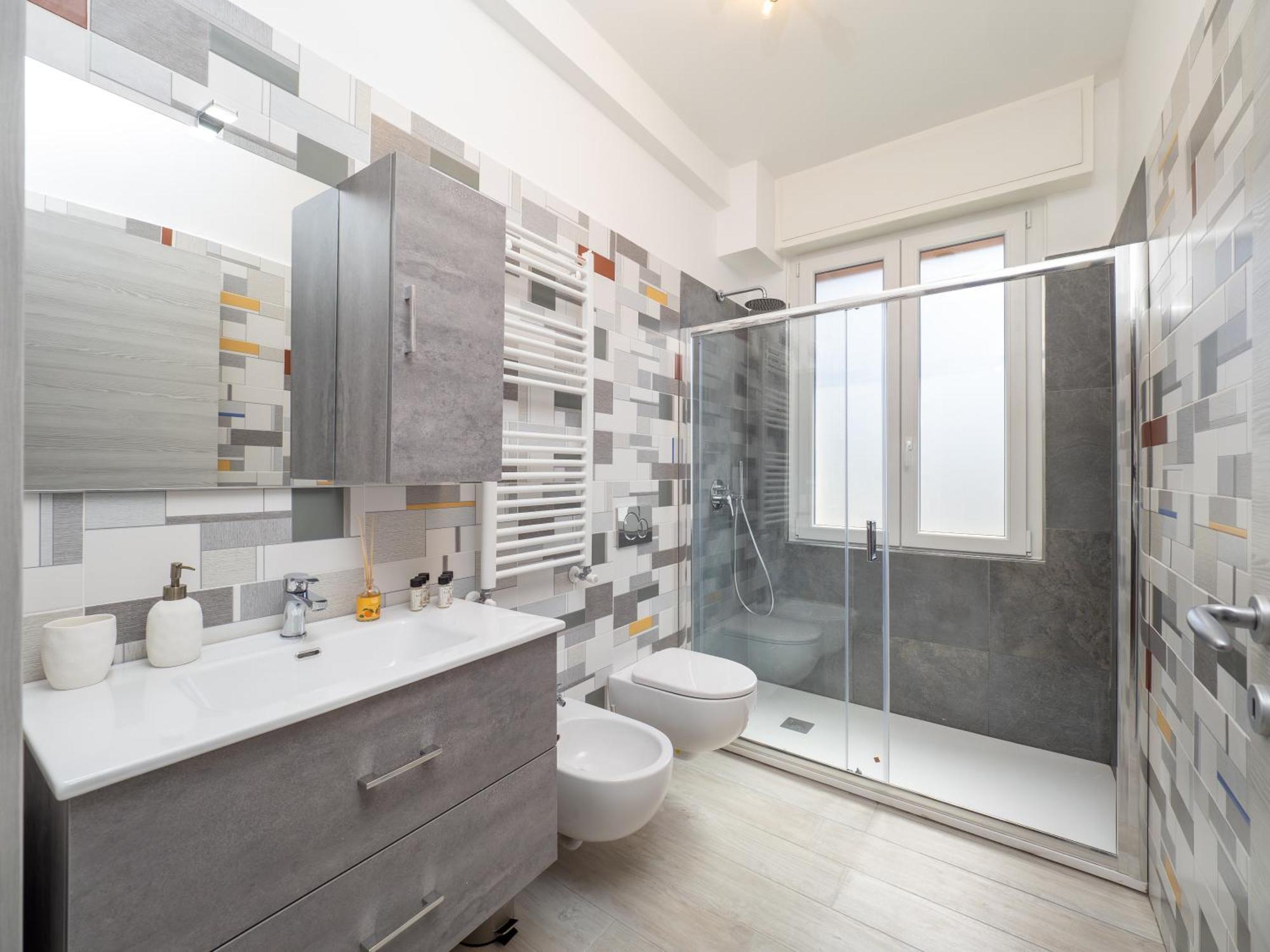 Modern 2br With Private Balcony, Steps To Metro Apartamento