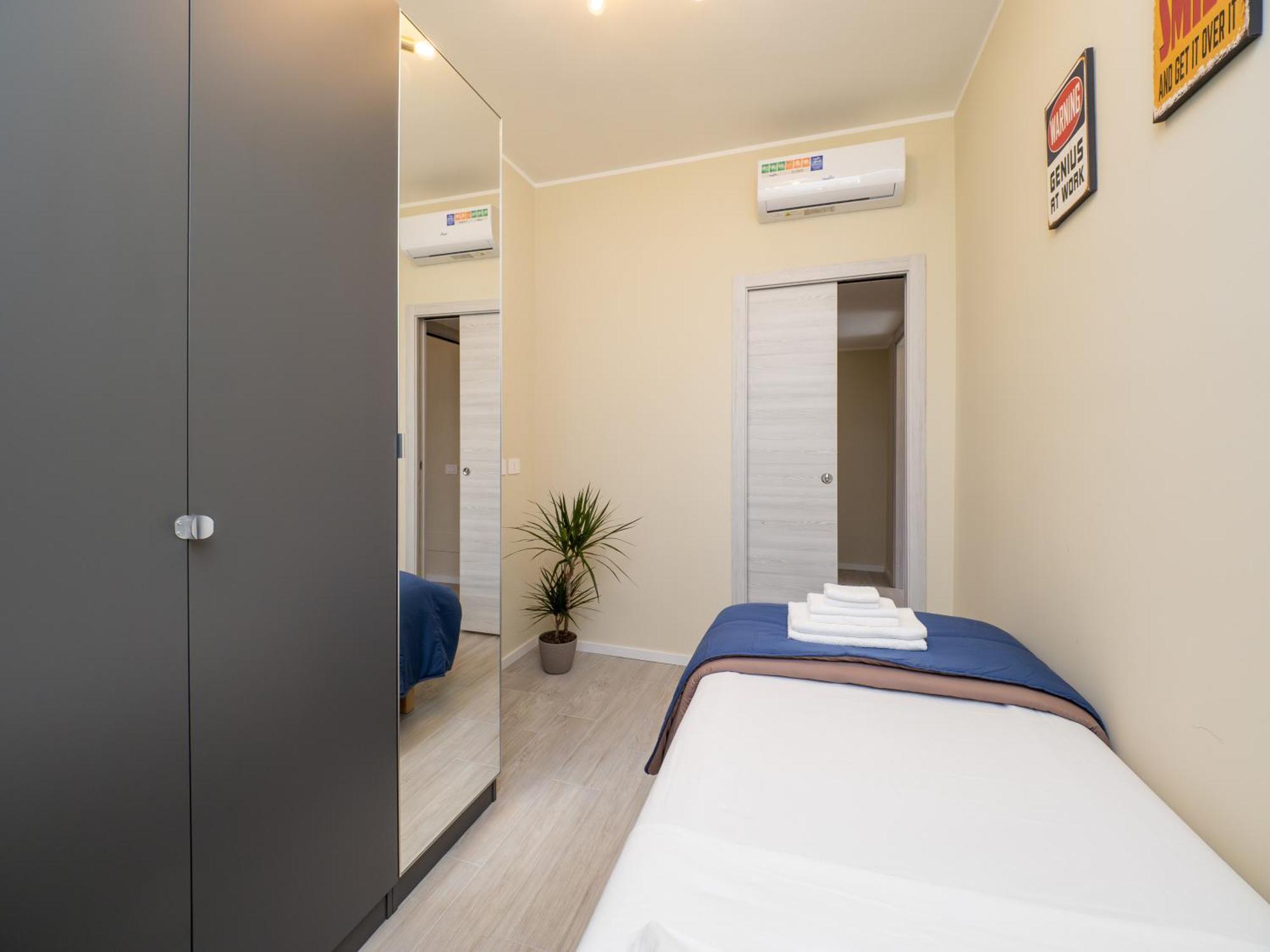 Modern 2br With Private Balcony, Steps To Metro Apartamento